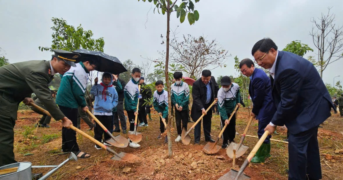 Launching "Tree Planting Festival to Forever Remember Uncle Ho" at Hung Temple National Historical Site