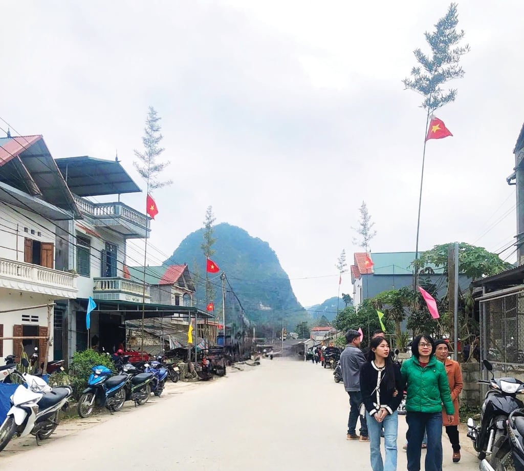 Cây nêu ngày tết được coi là linh vật giữ nhà, giữ bản, là điểm tựa tinh thần, nơi gửi gắm mong ước một năm an khang thịnh vượng của bà con.