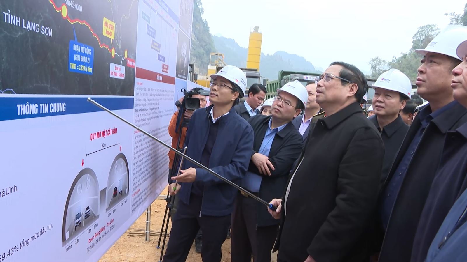 Prime Minister Pham Minh Chinh visits the construction site of Dong Dang Expressway during Tet