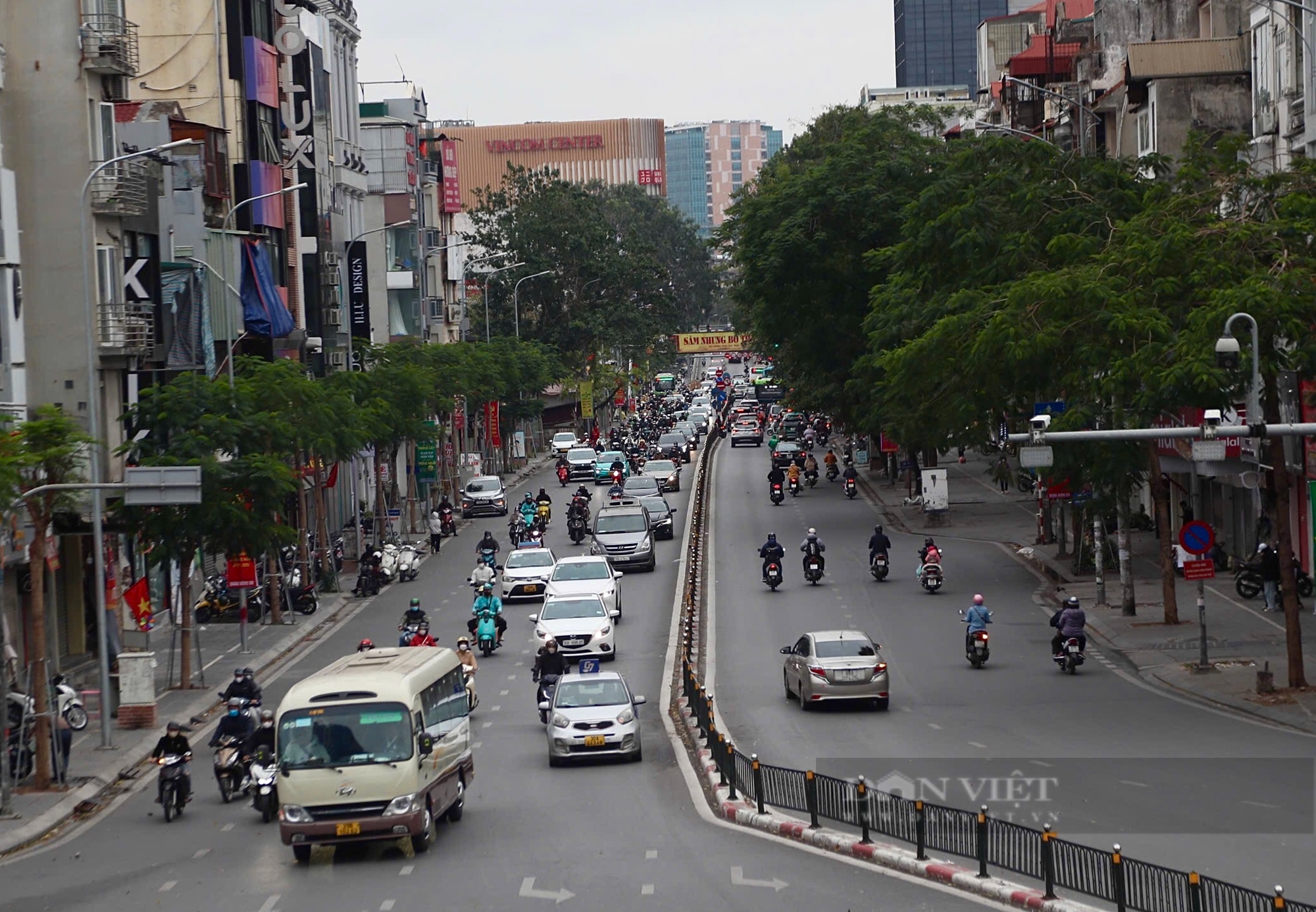 Đường phố Hà Nội nơi thông thoáng, nơi ùn tắc dài trong ngày đầu đi làm sau kỳ nghỉ Tết Nguyên đán- Ảnh 14.