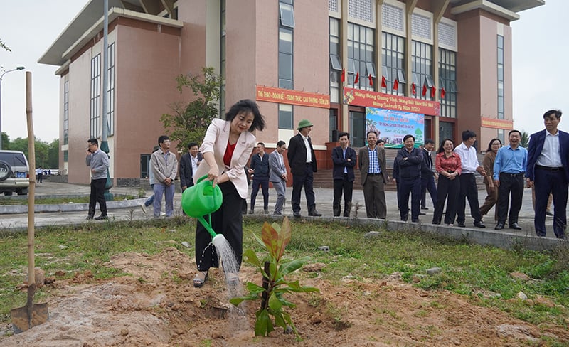 Cán bộ, nhân dân huyện Quảng Trạch hưởng ứng Tết trồng cây.