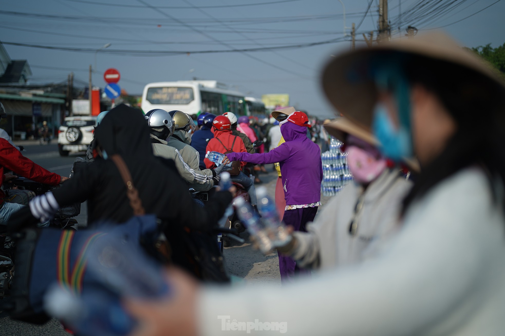 Những món quà ấm lòng người dân quay lại TPHCM mưu sinh ảnh 18