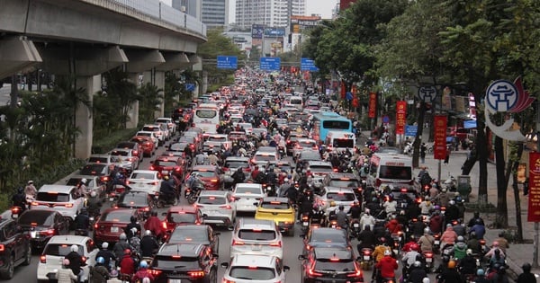 First day back to work after Tet holiday, many streets in Hanoi are congested