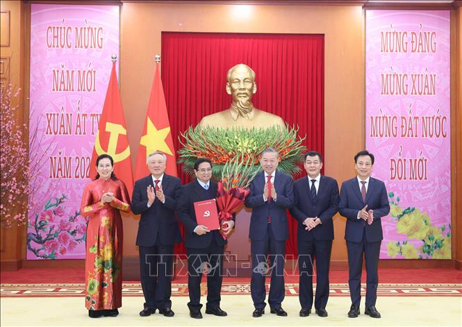 General Secretary presents decision to establish Party Committees directly under the Central Committee