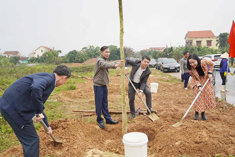 Các đại biểu tham gia trồng cây xanh.