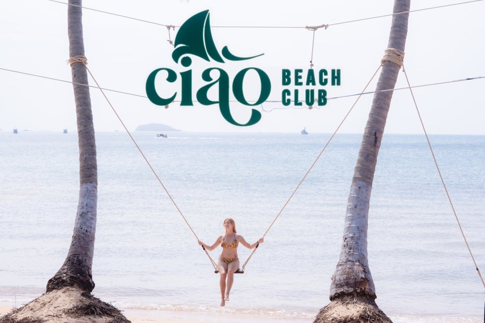 ឆ្នេរឯកជន Ciao Beach Club at Hon Thom.