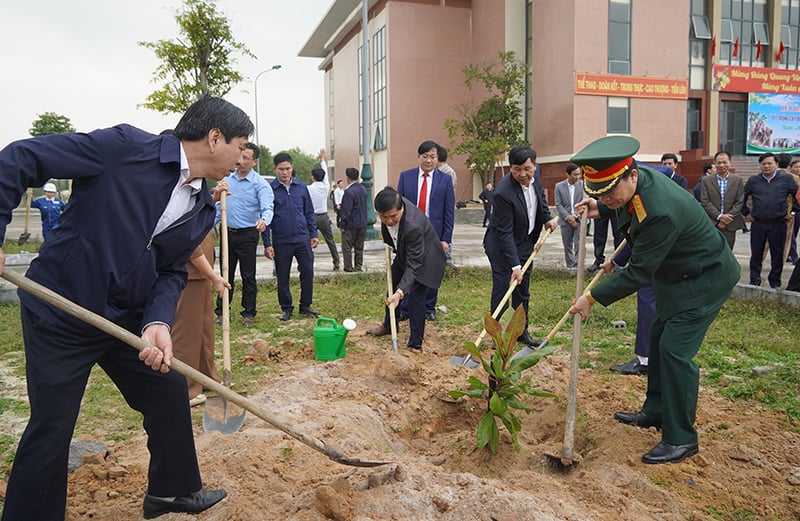 Các đồng chí lãnh đạo huyện Quảng Trạch trồng cây bóng mát tại Trung tâm Văn hóa- Thể thao huyện.