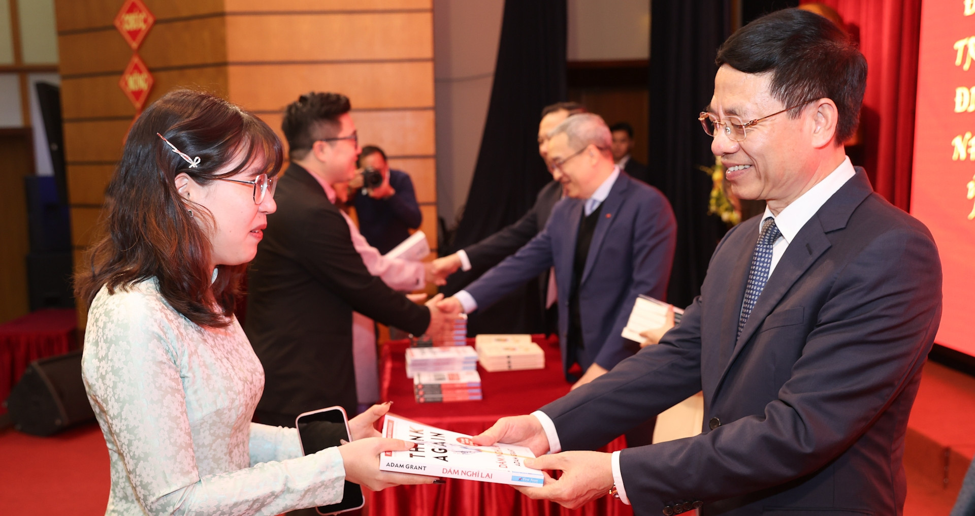 Leaders of the Ministry of Information and Communications give books on the occasion of the New Year