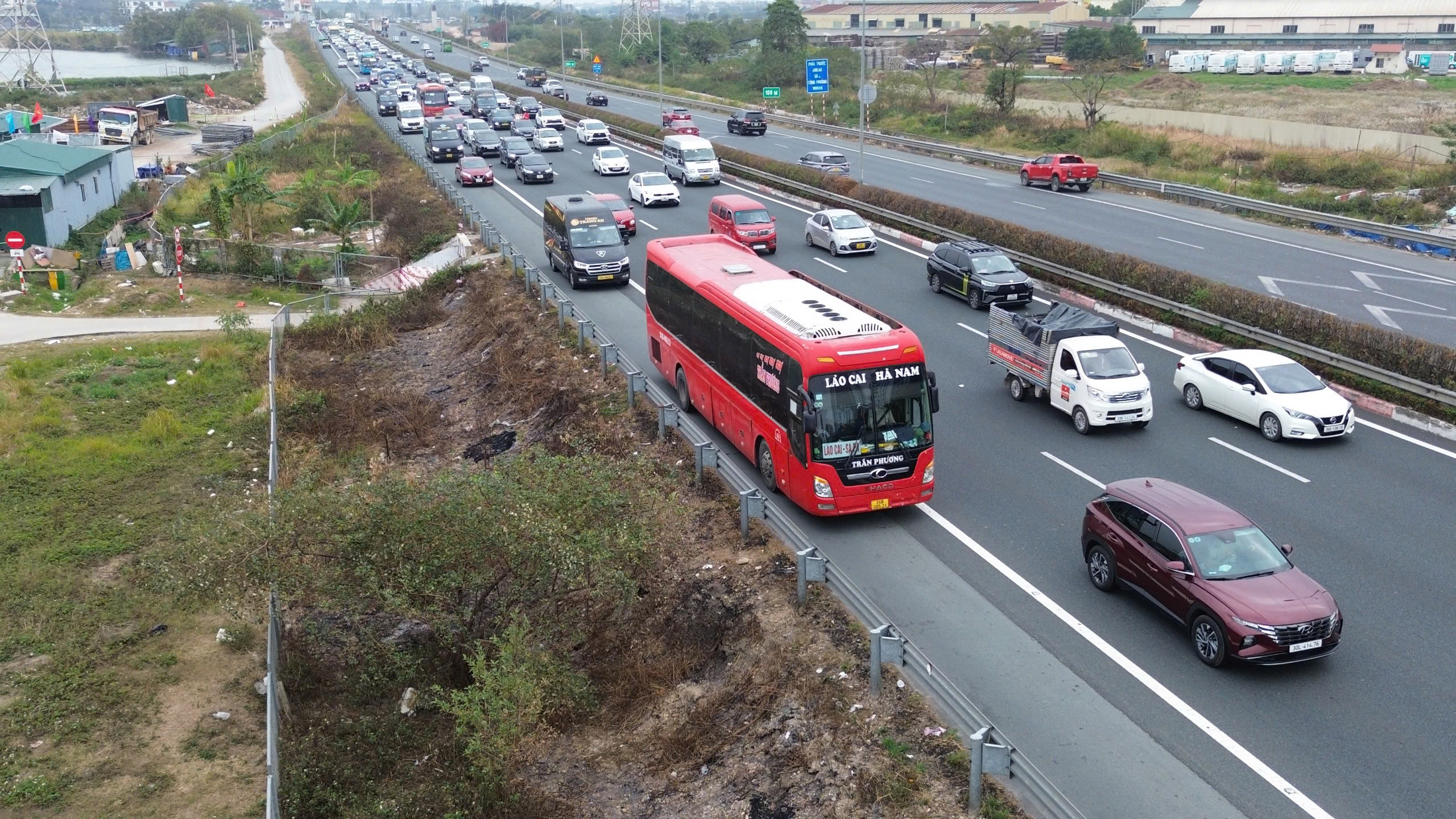 Ùn tắc kéo dài tại cửa ngõ trở lại Hà Nội sau kỳ nghỉ Tết Ất Tỵ- Ảnh 3.