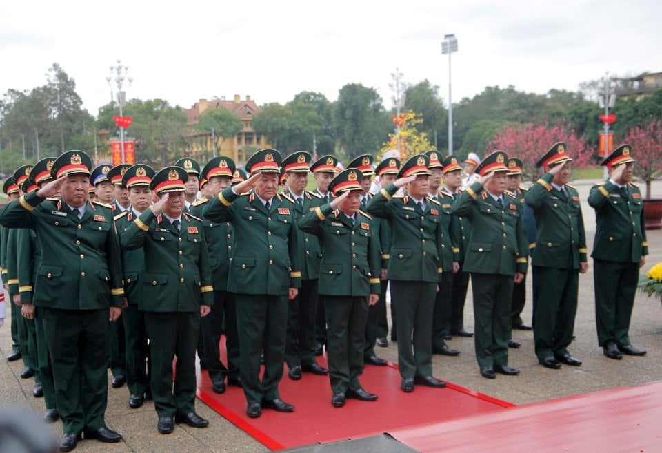 Una delegación de la Comisión Militar Central y del Ministerio de Defensa Nacional visitó el Mausoleo del Presidente Ho Chi Minh