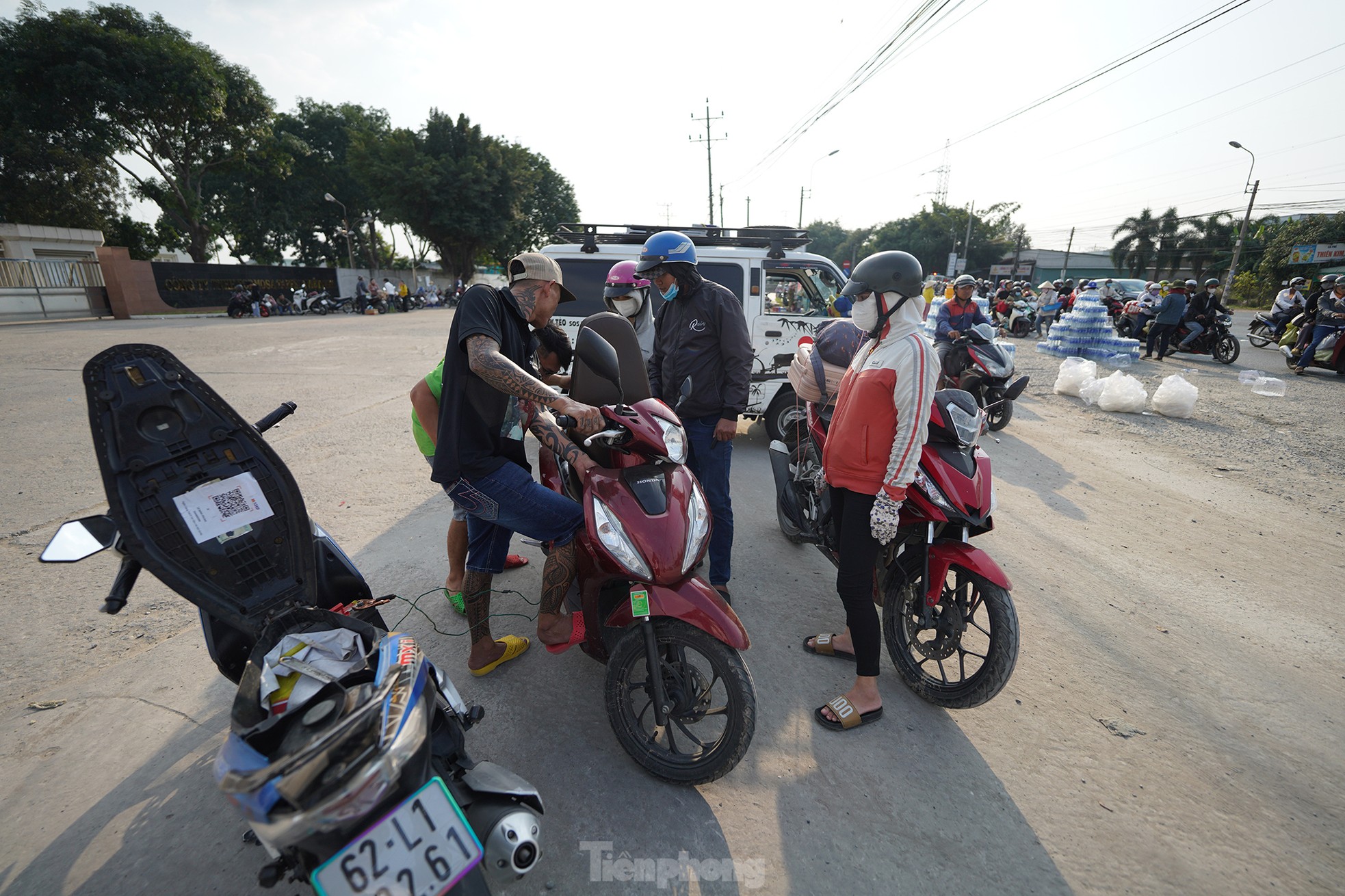 Herzerwärmende Geschenke für Menschen, die nach Ho-Chi-Minh-Stadt zurückkehren, um dort ihren Lebensunterhalt zu verdienen. Foto 6