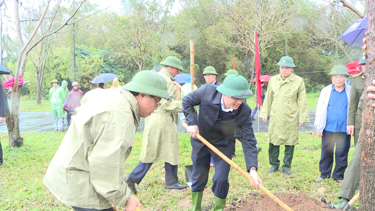 Le secrétaire provincial du Parti participe au « Festival de plantation d'arbres » dans la ville de Ha Tinh