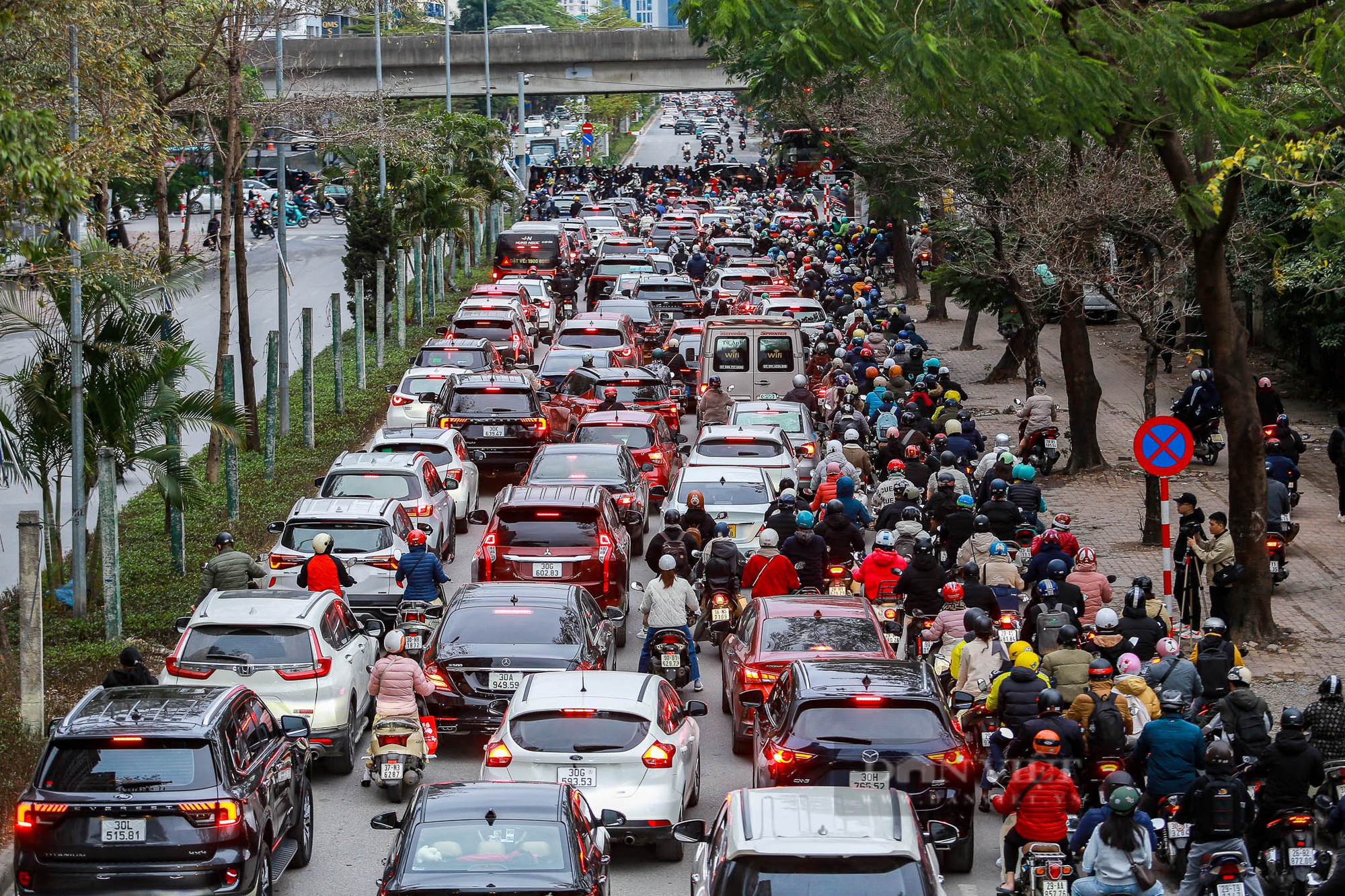 Đường phố Hà Nội nơi thông thoáng, nơi ùn tắc dài trong ngày đầu đi làm sau kỳ nghỉ Tết Nguyên đán- Ảnh 1.