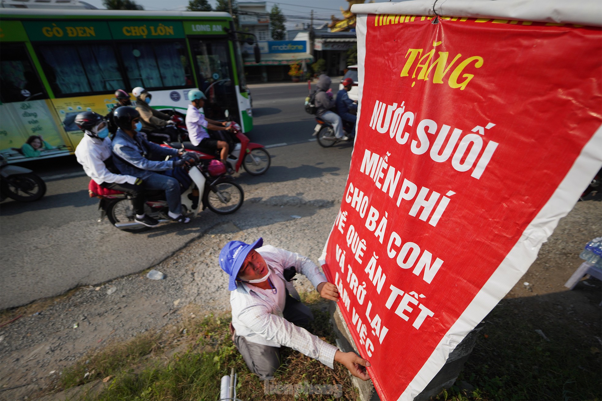 Herzerwärmende Geschenke für Menschen, die nach Ho-Chi-Minh-Stadt zurückkehren, um dort ihren Lebensunterhalt zu verdienen Foto 1