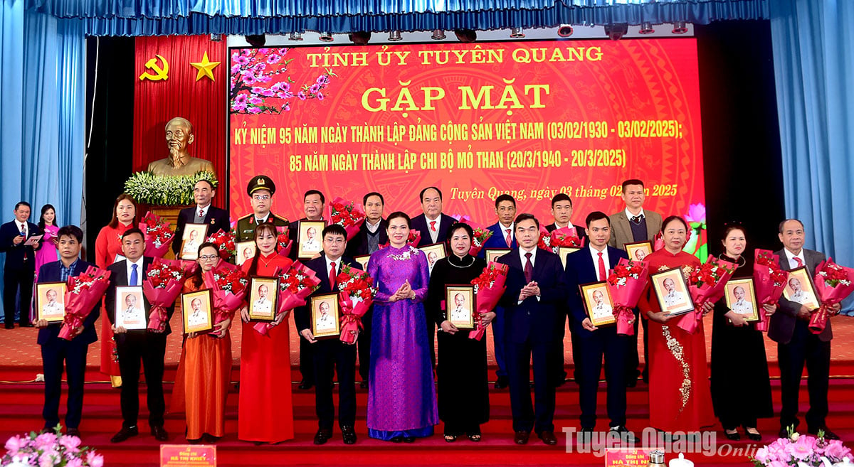 Tuyen Quang meets to celebrate the 95th anniversary of the Party's founding and the 85th anniversary of the Coal Mine Party Cell's founding.