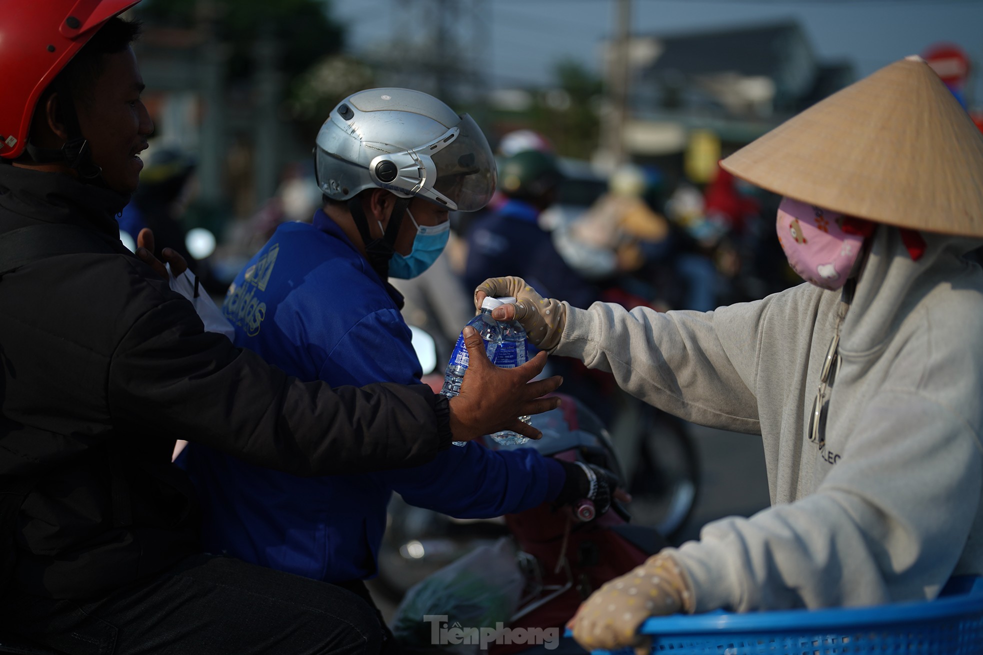 Des cadeaux réconfortants pour les personnes qui reviennent à Ho Chi Minh-Ville pour gagner leur vie photo 14