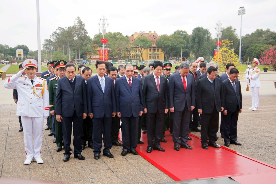 Các đồng chí lãnh đạo Đảng, Nhà nước tưởng niệm Chủ tịch Hồ Chí Minh.