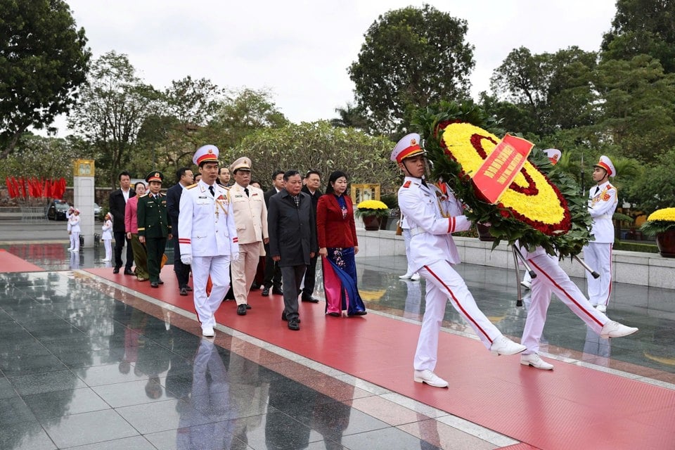 Hanoi City delegation visits heroic martyrs