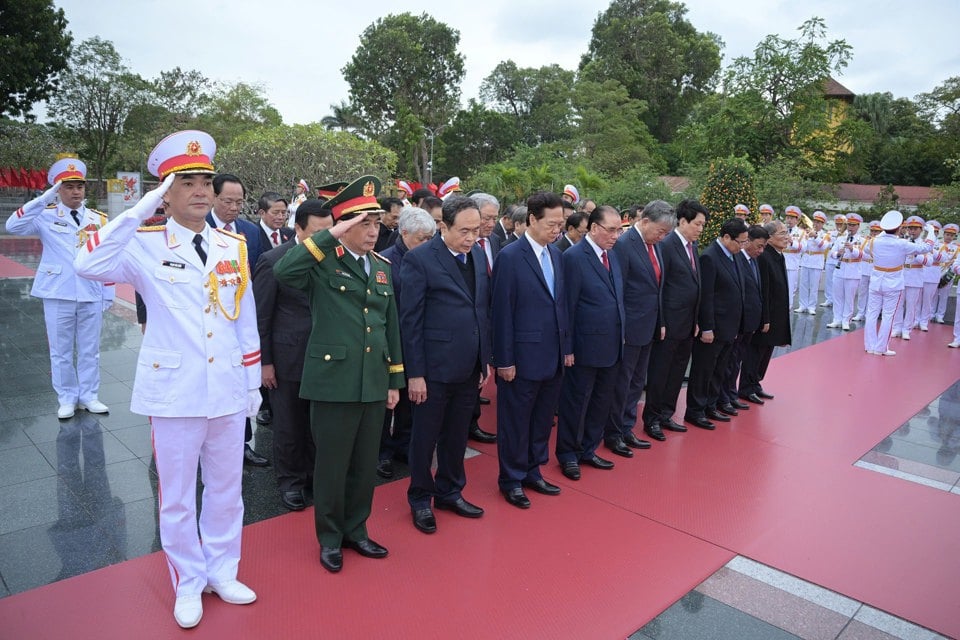 Party and State leaders commemorate heroic martyrs.