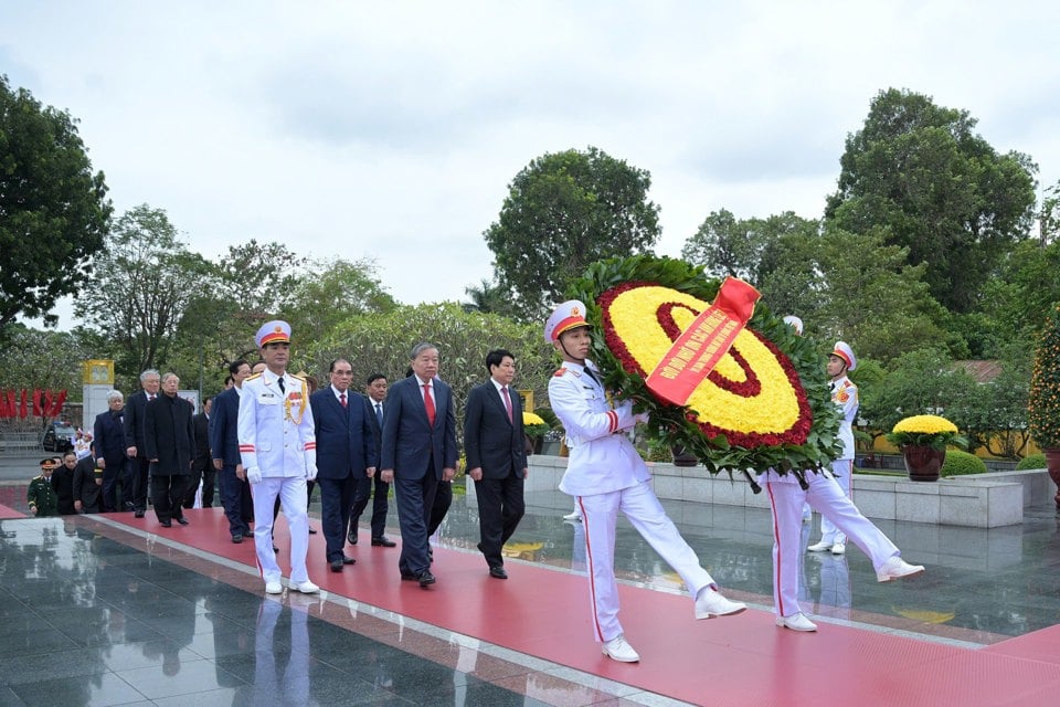 The Party and State delegation led by General Secretary To Lam visited the heroic martyrs.