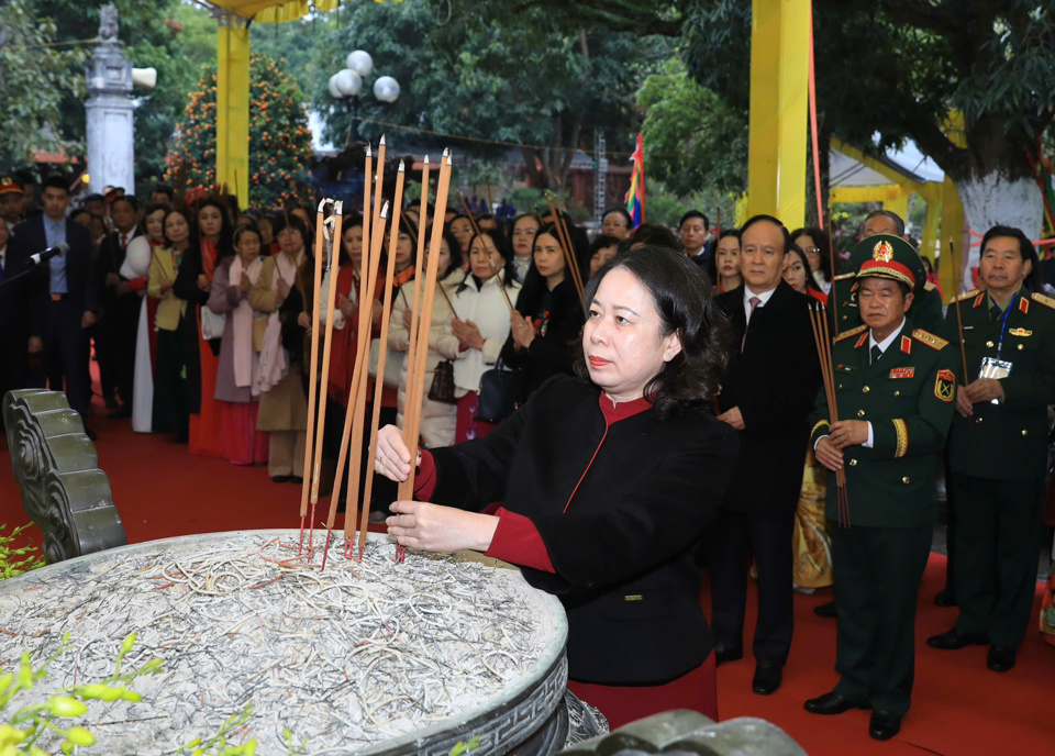 Phó Chủ tịch nước Võ Thị Ánh Xuân thực hiện nghi lễ dâng hương tại đền Hai Bà Trưng - Ảnh: Phạm Hùng