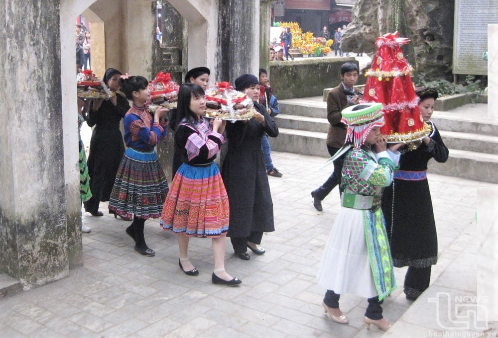 Người dân các làng dâng lễ tại đền Đuổm, xã Động Đạt (Phú Lương).