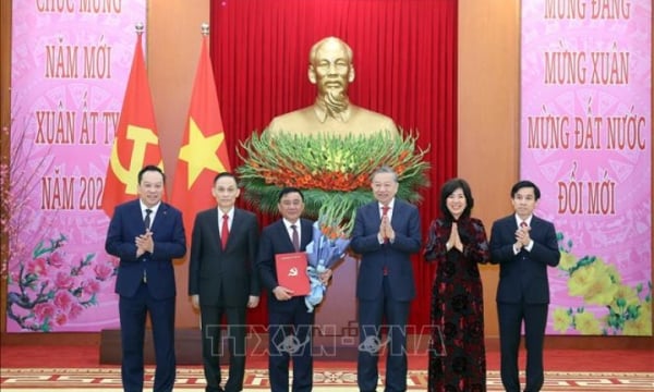 토람 서기장은 중앙위원회 직할의 4개 당위원회와 중앙 차원의 3개 당 기관에 정치국의 결정을 제시합니다.