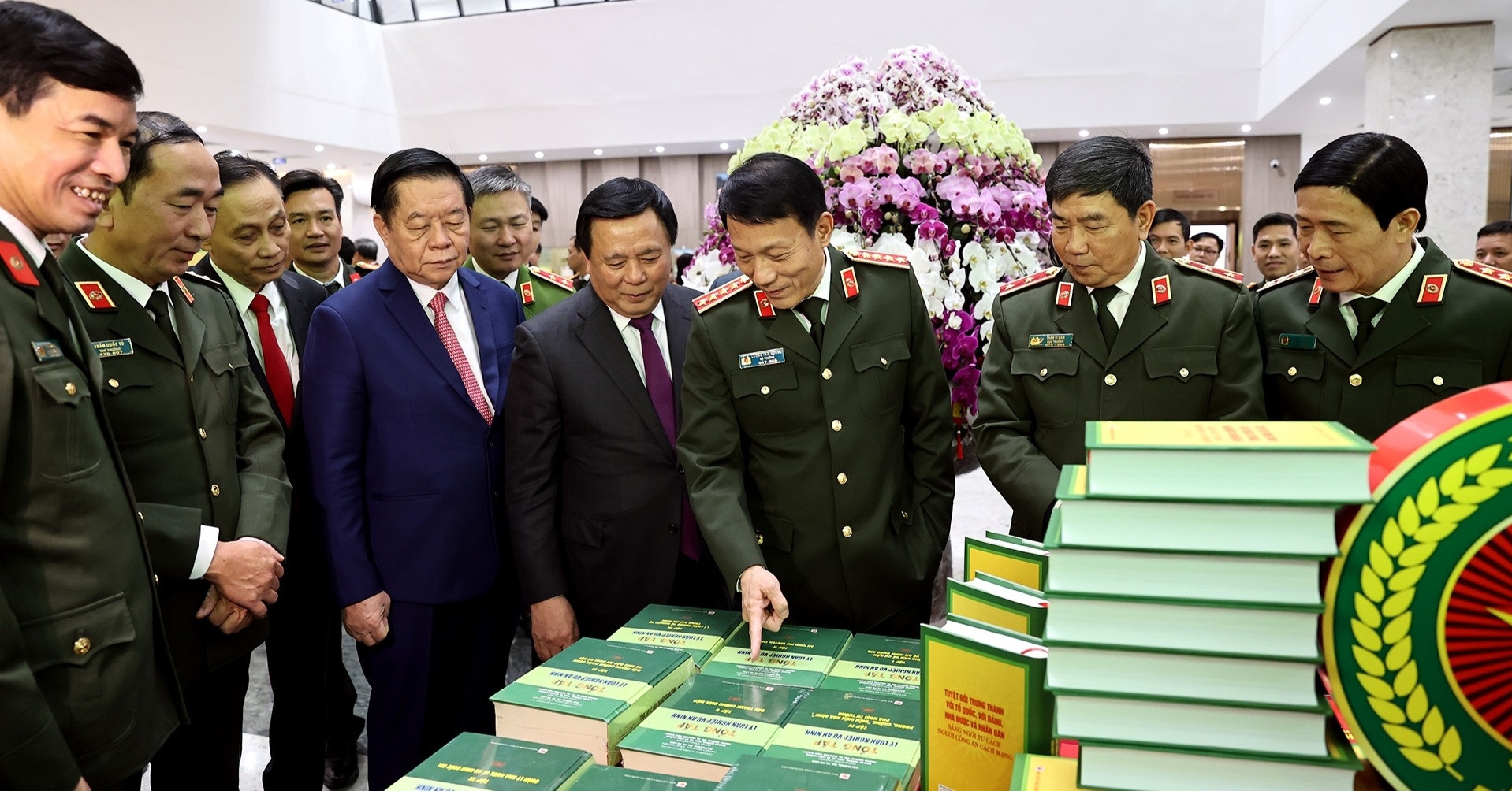 Introducing the book by General Secretary To Lam about revolutionary policemen