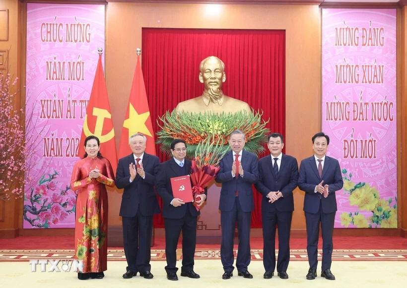 토람 사무총장은 당위원회 설립, 조직 구조, 기능 및 업무에 대한 결정을 제시하고 2020-2025년 임기 동안 정부 당위원회의 서기와 부서기를 임명했습니다. (사진: 통 낫/VNA)