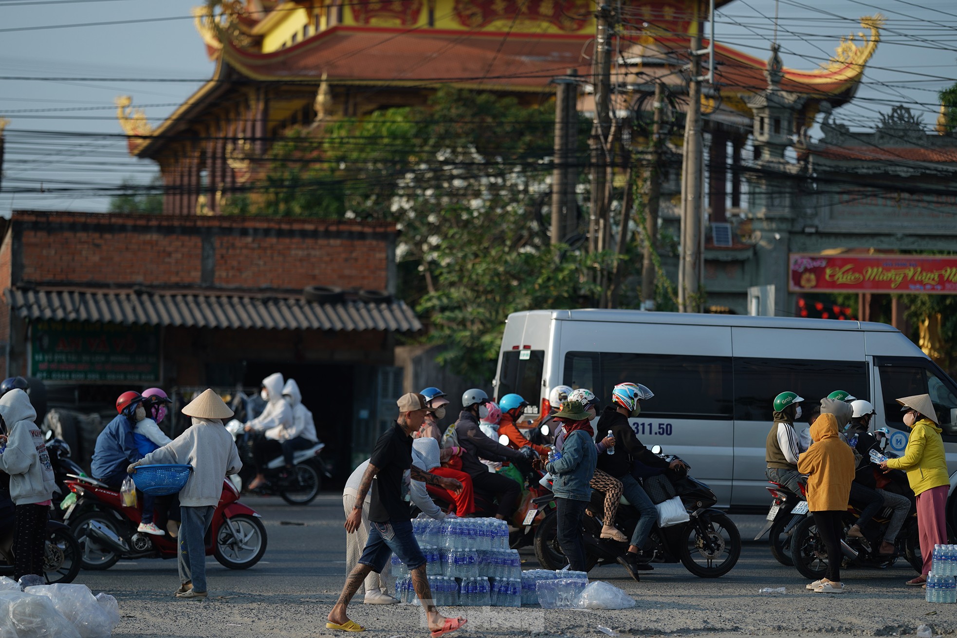 Herzerwärmende Geschenke für Menschen, die nach Ho-Chi-Minh-Stadt zurückkehren, um dort ihren Lebensunterhalt zu verdienen. Foto 3