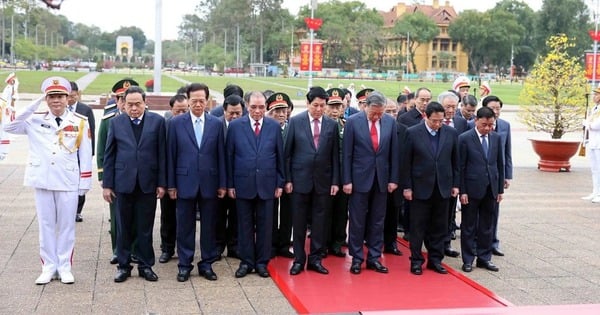 Party and State leaders visit President Ho Chi Minh's mausoleum on the occasion of the 95th anniversary of the Party's founding.