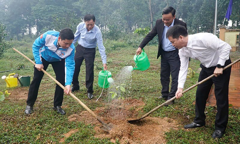 Sau lễ phát động, đại biểu cùng đoàn viên thanh niên thực hiện ra quân trồng cây xanh