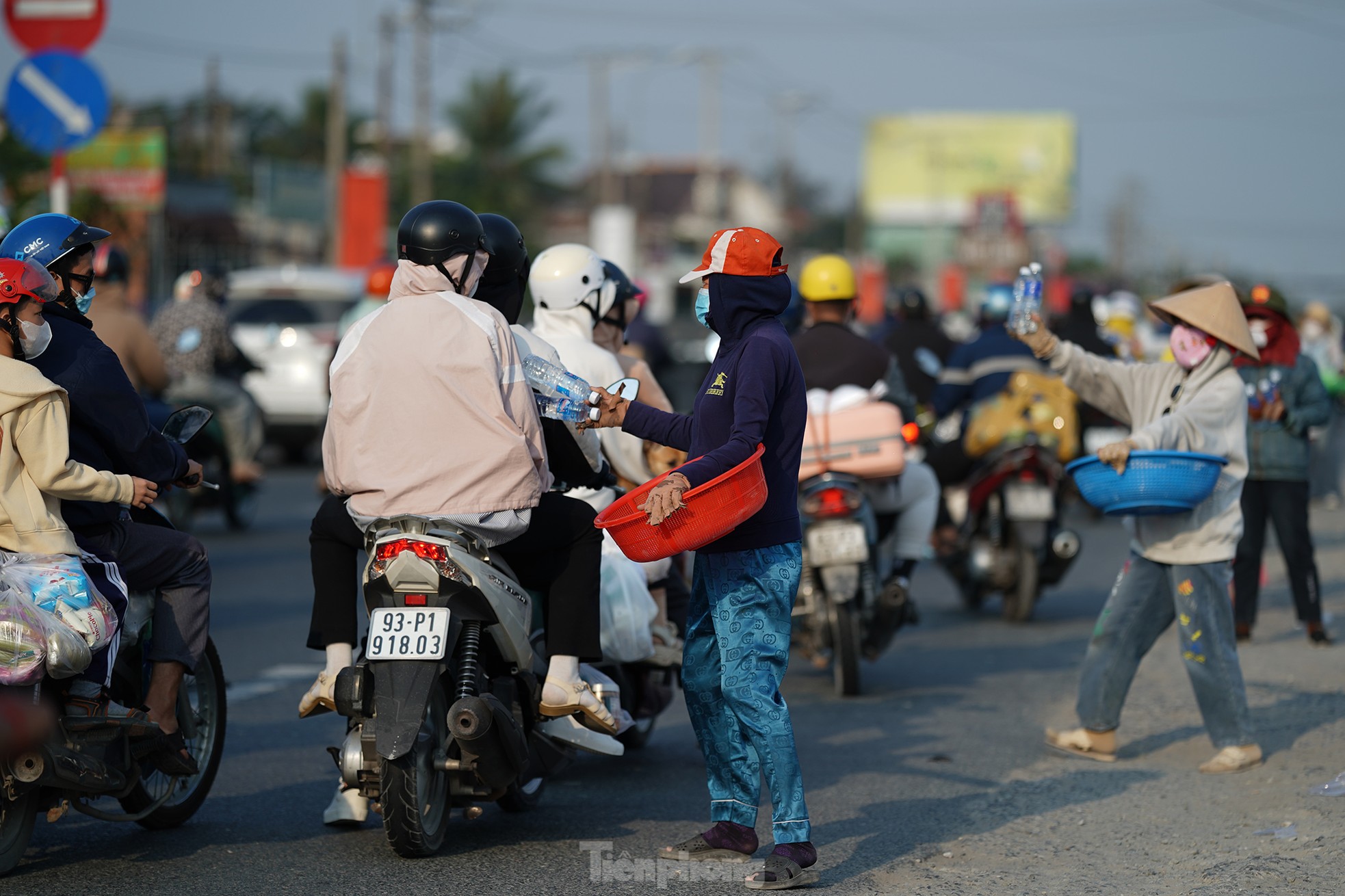 Những món quà ấm lòng người dân quay lại TPHCM mưu sinh ảnh 13