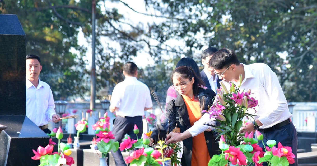 Dak Nong Culture Department offers incense to commemorate heroic martyrs