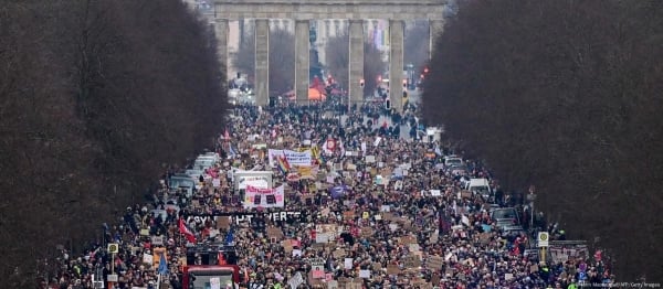 160.000 người biểu tình ở Berlin, CDU phá vỡ "tường lửa", cựu thành viên tuyên bố rời đảng