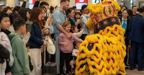 Am Flughafen Noi Bai herrscht ein frühlingshaftes Treiben mit Lehrern, Musik, Löwentänzen usw.