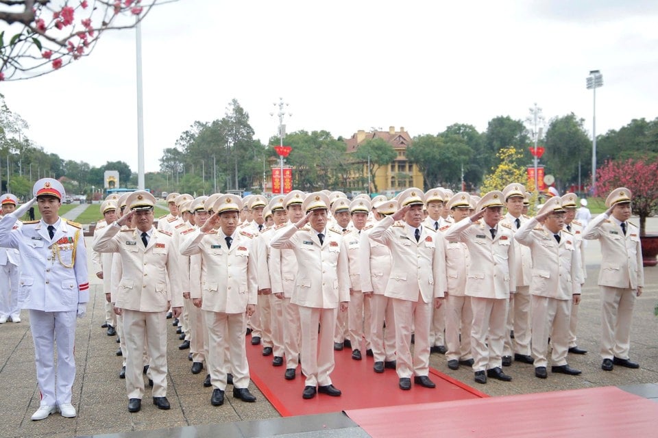 Delegation of the Central Public Security Party Committee and the Ministry of Public Security visited President Ho Chi Minh's Mausoleum