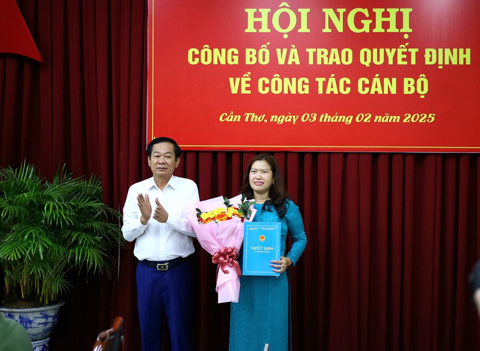 Ông Đỗ Thanh Bình - Bí thư Thành ủy Cần Thơ trao quyết định cho bà Nguyễn Thị Ngọc Điệp.