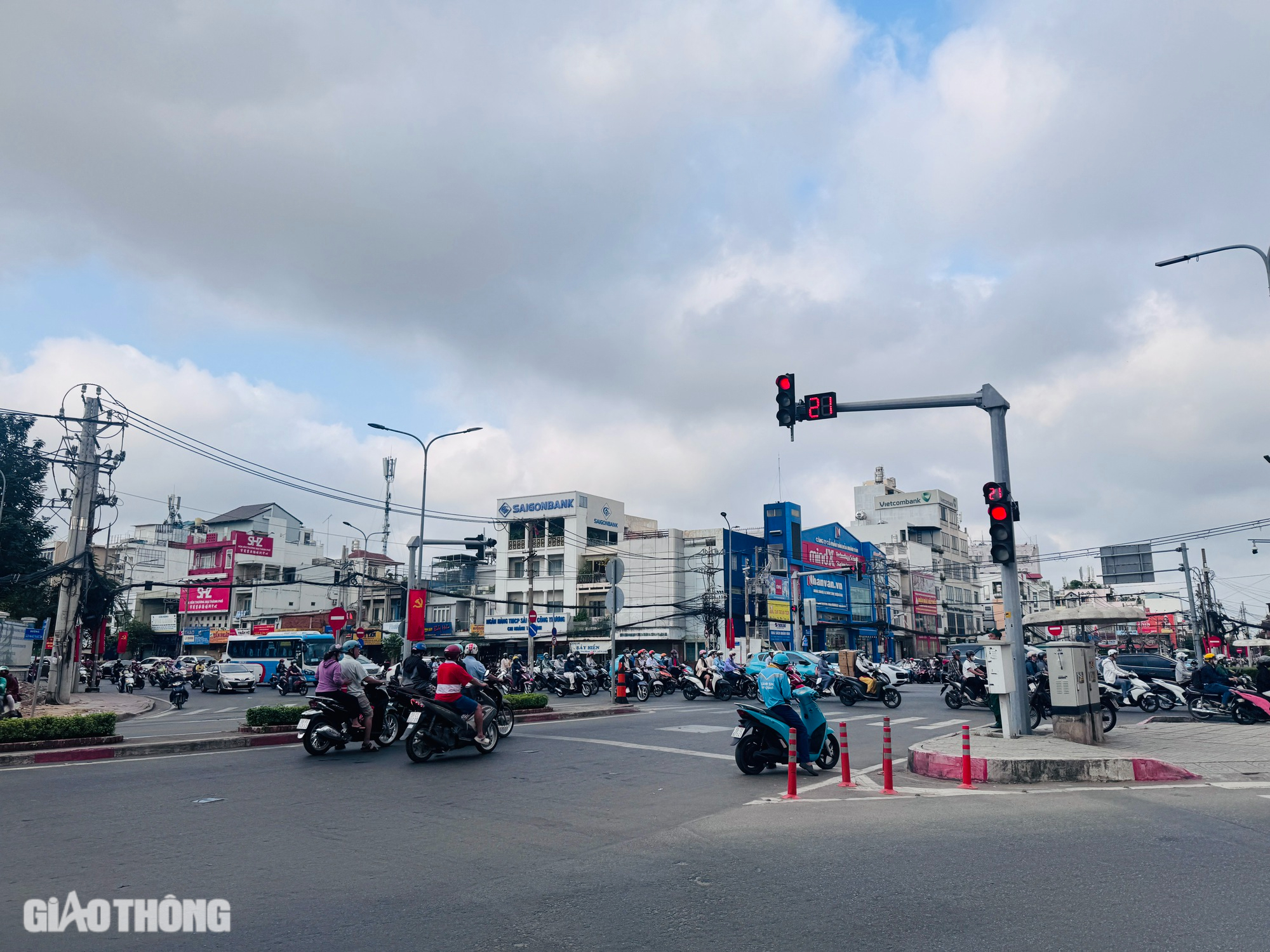 Đường phố TP.HCM thông thoáng trong ngày đầu tiên người dân đi làm sau kỳ nghỉ Tết- Ảnh 5.