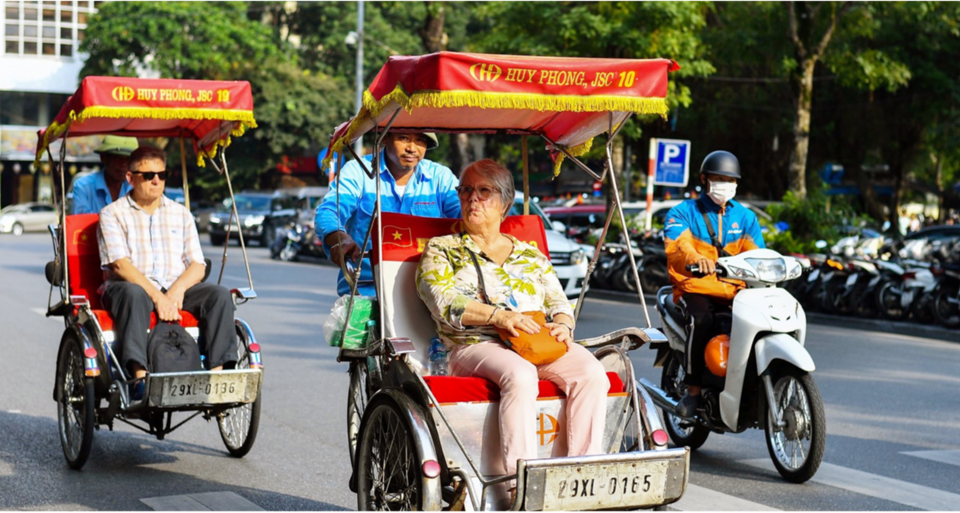 Los turistas internacionales visitan Hanoi. Foto: Hoai Nam