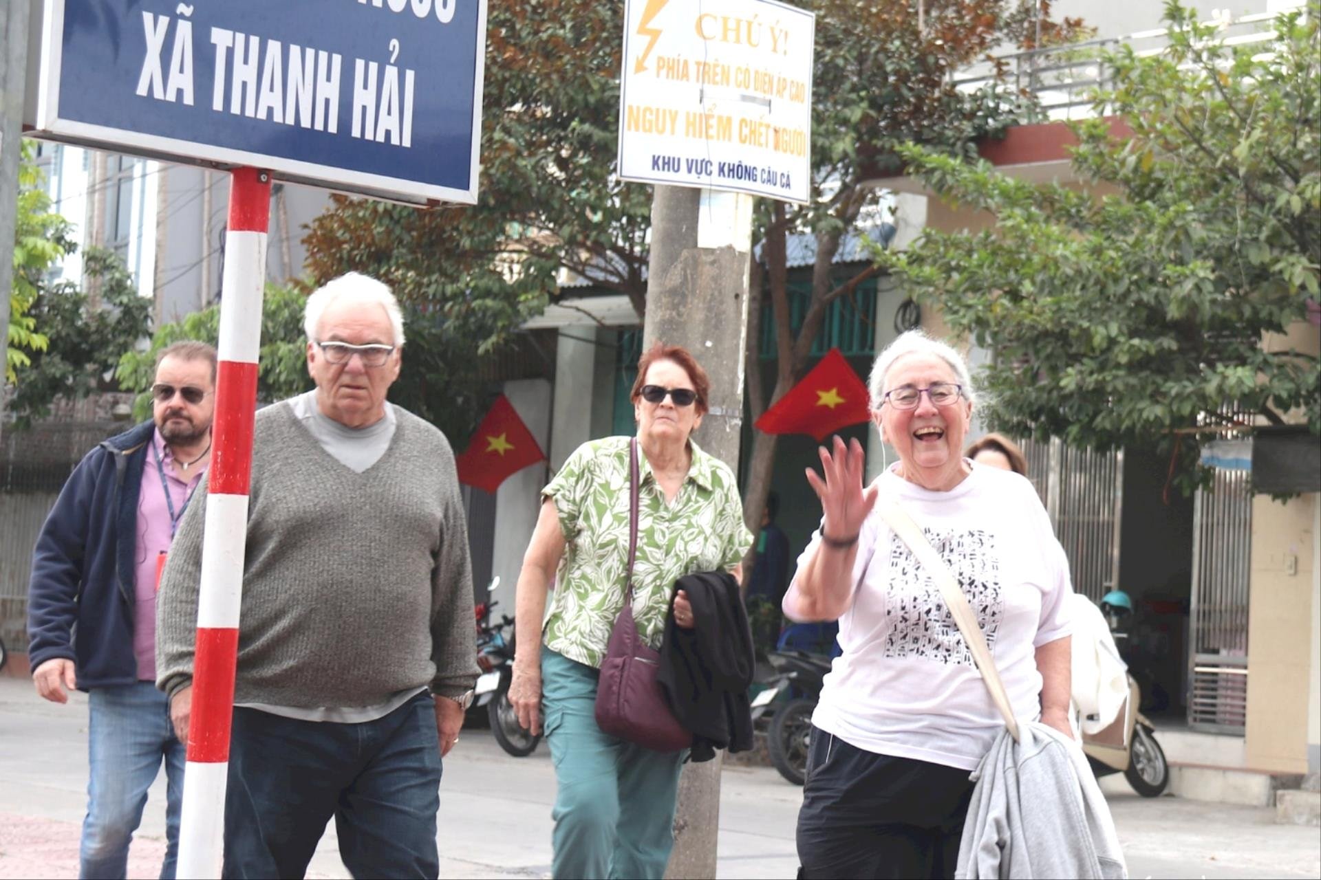 Internationale Besucher geben den ersten Spatenstich für die Thanh Hai-Wasserpuppentheatergruppe (Thanh Ha) bekannt