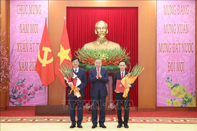 General Secretary presents decision to establish Party Committees directly under the Central Committee