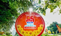 Ho-Chi-Minh-Stadt erstrahlt zur Feier des Festes und des Frühlings in Flaggen und Blumen.