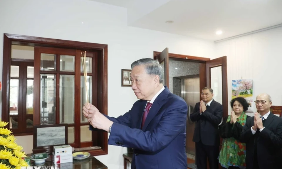 El secretario general To Lam ofrece incienso para conmemorar al primer ministro Pham Van Dong