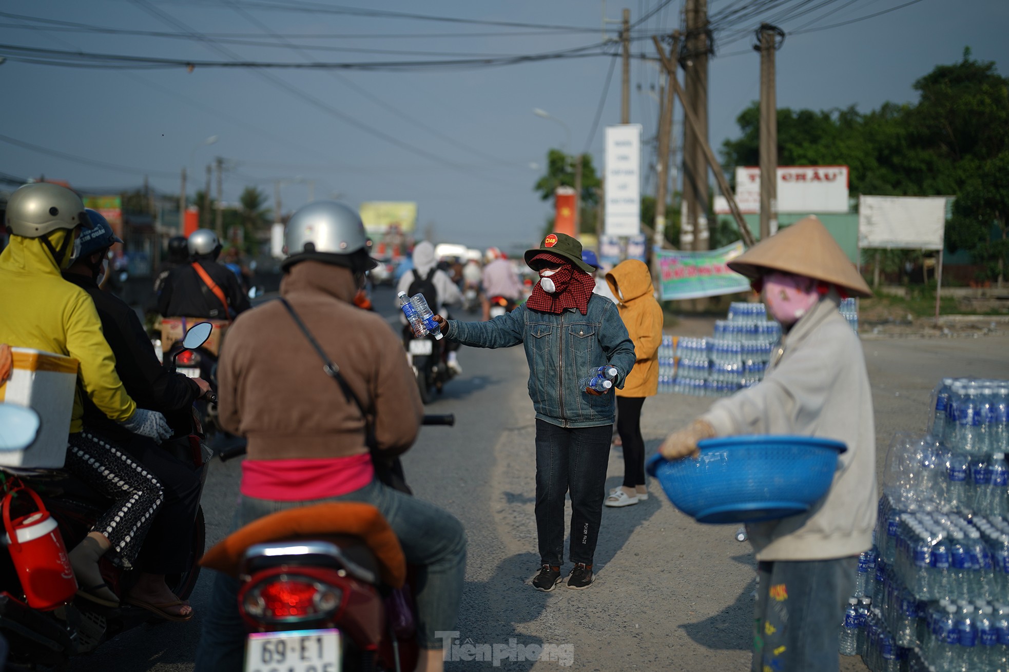 Des cadeaux réconfortants pour les personnes qui reviennent à Ho Chi Minh-Ville pour gagner leur vie photo 15