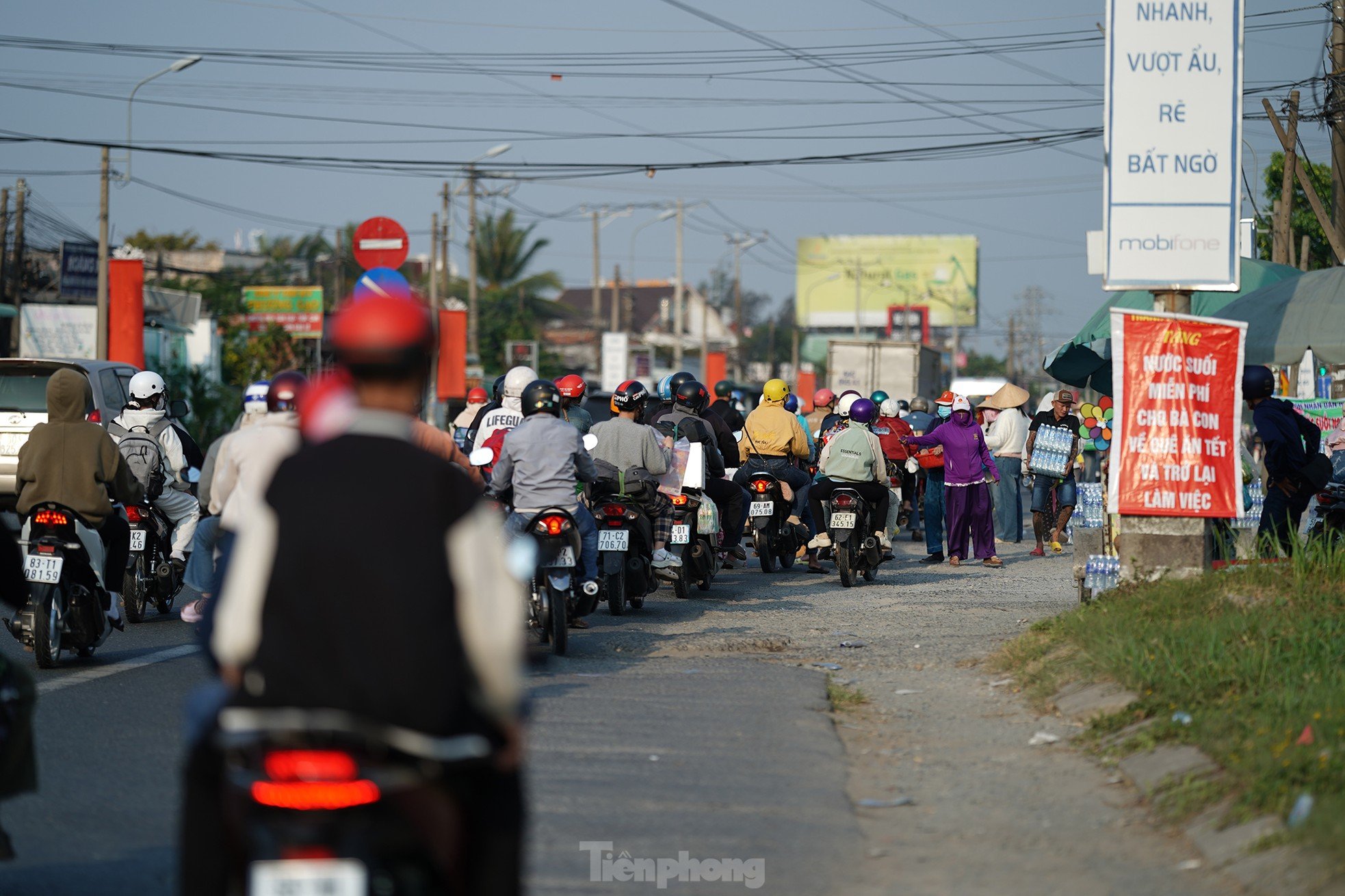 Des cadeaux réconfortants pour les personnes qui reviennent à Ho Chi Minh-Ville pour gagner leur vie photo 2