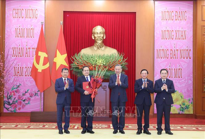 General Secretary presents decision to establish Party Committees directly under the Central Committee