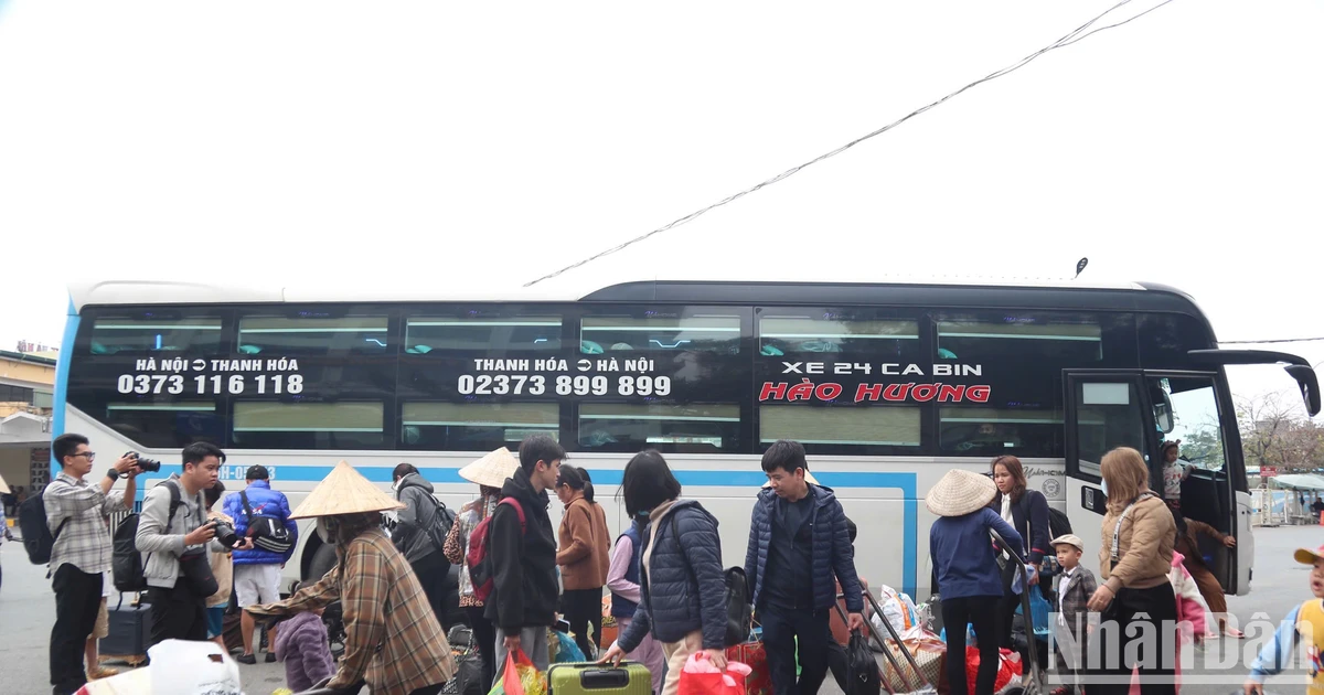 [Foto] La estación de autobuses de Hanoi está llena de gente que regresa a la capital