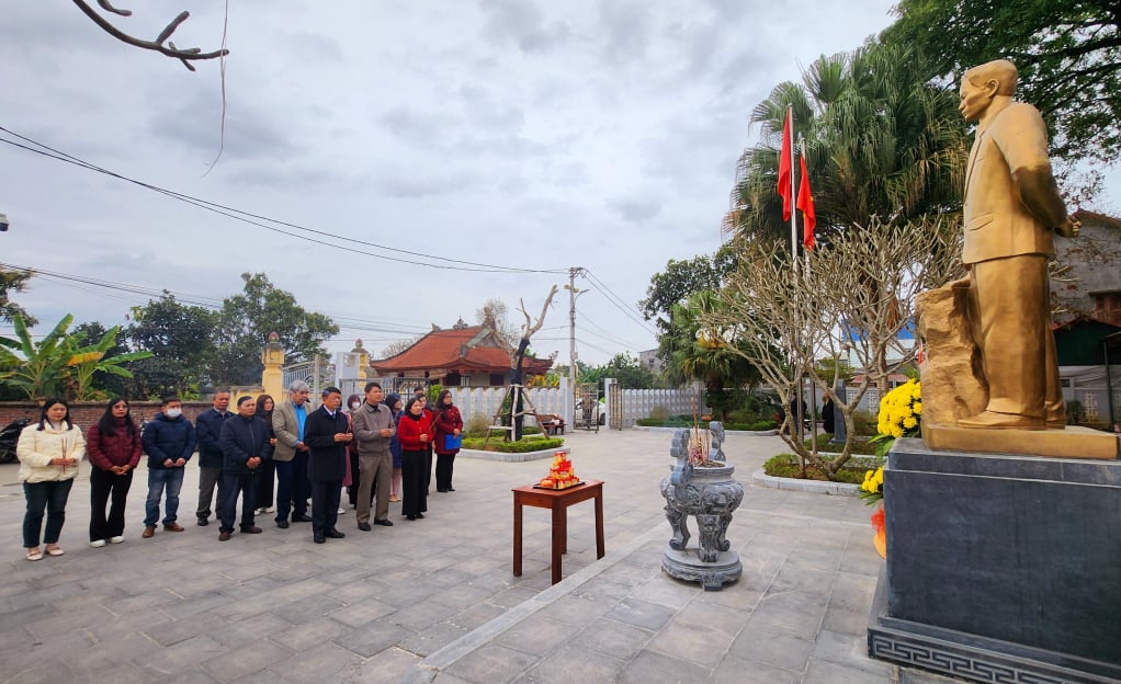 Cán bộ, phóng viên Báo Cao Bằng dâng hương tại Khu lưu niệm đồng chí Hoàng Đình Giong.