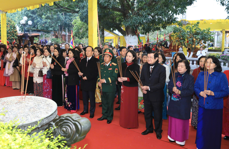 Các đồng chí lãnh đạo, nguyên lãnh đạo Nhà nước, Quốc hội và lãnh đạo thành phố Hà Nội dâng hương tưởng nhớ công lao của Hai Bà Trưng và các tướng sĩ - Ảnh: Phạm Hùng